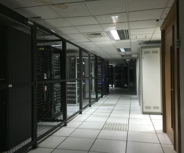 server-room_t20_mv2NN8